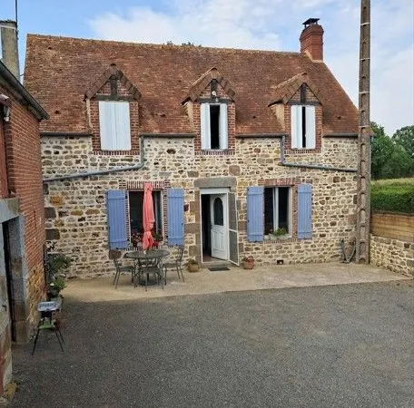 Maison avec terrain et dépendances agricoles 295 000