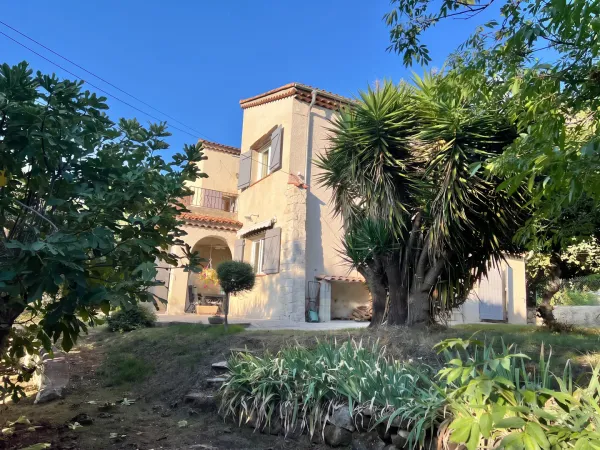 Maison provençale au calme absolu, sur un vaste terrain avec vue panoramique sur les Baous
