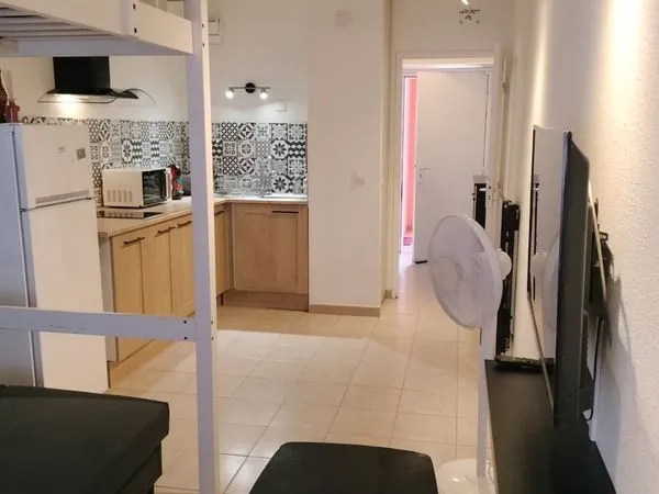 A vendre studio meublé avec place de parking a 3 minutes à pied des plages de Juan les pins