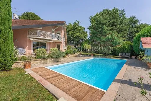 Maison 8 pièces 260 m²