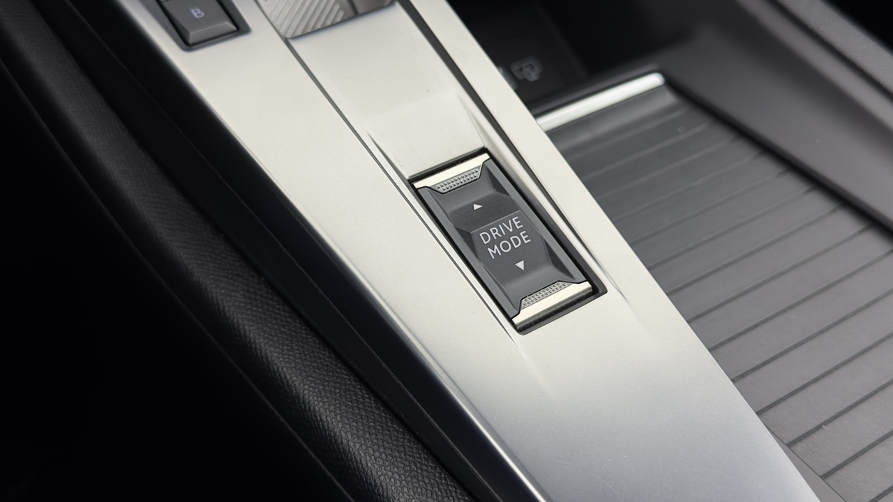 Peugeot 308 SW PHEV 180 e-EAT8 — photo 29