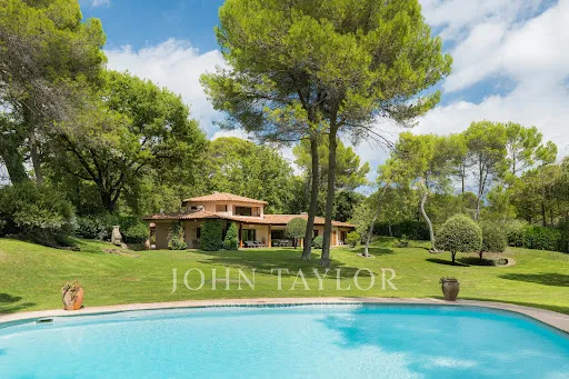 Villa 8 pièces 300 m²