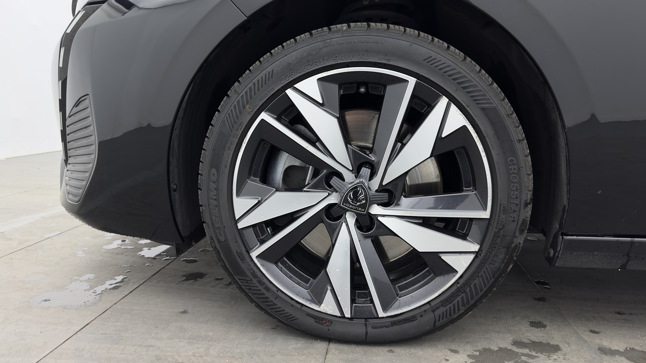 Peugeot 308 SW PHEV 180 e-EAT8 — photo 9