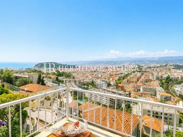 Appartement rénové avec terrasse et vue mer