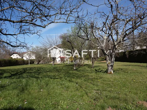 Terrain Plat, arboré et clôturé de 501 m².