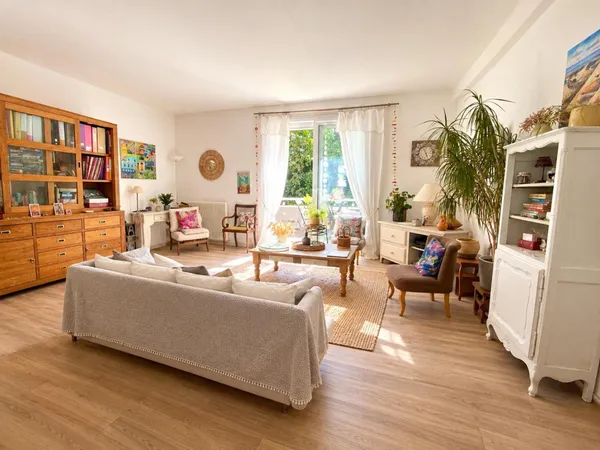 COUP DE COEUR APPARTEMENT AVEC 2 BALCONS ET GARAGE DANS UN ECRIN DE VERDURE A DEUX PAS DE LA MER ET 