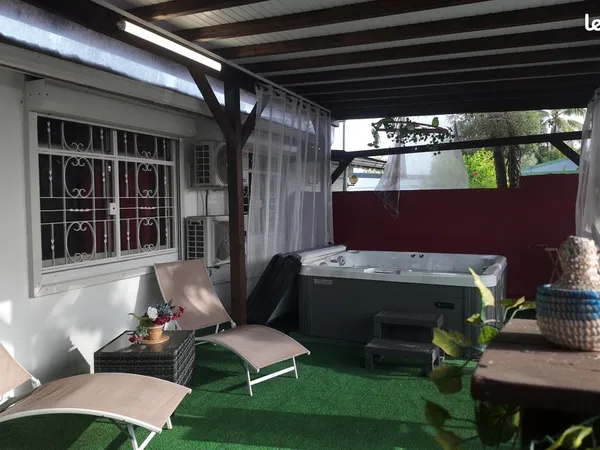 À louer a l'année -Maison mitoyenne meublée avec jacuzzi à Belcourt , Baie- Mahault ( 97122)