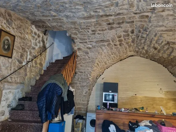 Maison unique et pierre