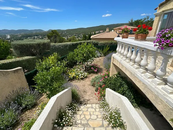 Ceyreste Maison de 164 m² au calme avec vue dégagée et piscine