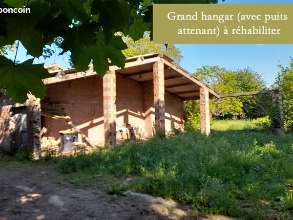 Hangar à réhabiliter avec puits et terrains attenants