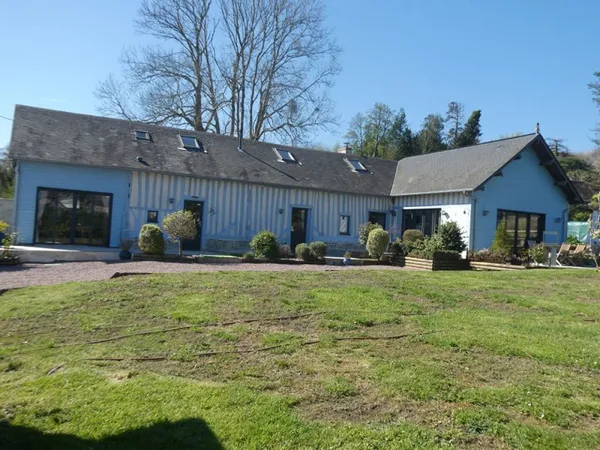 Maison d'environ 240 m² au sol , vie de plain-pied + étage, bel