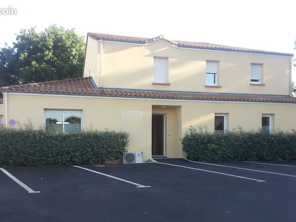 Location bureau avec salle d'attente dans centre de soins