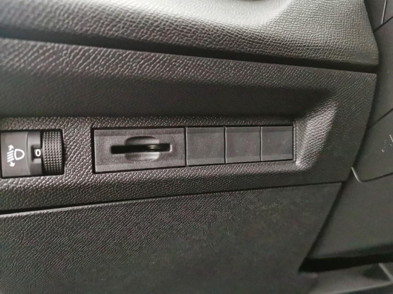 Peugeot 308 sw hybrid 145 e-dcs6 style — photo 28