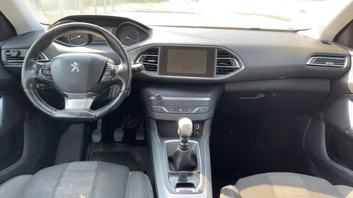 Peugeot 308 1.2 PureTech 130 - Allure – 2015 – 120616 km – Essence – Boîte Manuelle — photo 19