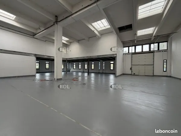 Local d'activité 854 m²