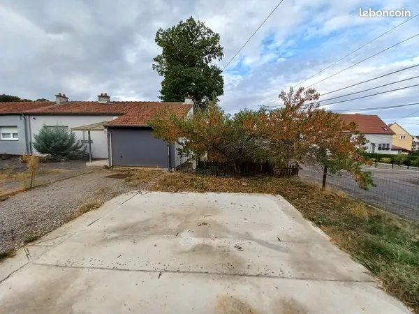 Location d'une belle petite maison plain-pied avec terrasse et jardin dans un secteur calme et verdo