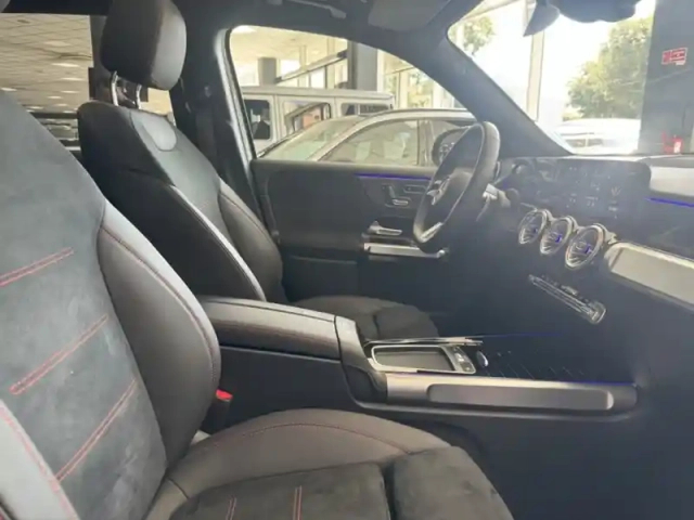 Mercedes Glb 200 d amg line — photo 11