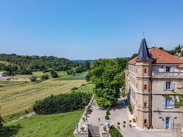 Au sein d'un parc naturel régional, à la lisière d'un village typique de Provence, un château multis