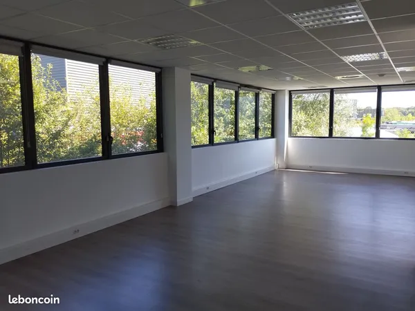 Bureau 55 m en bail précaire 1 an renouvelable