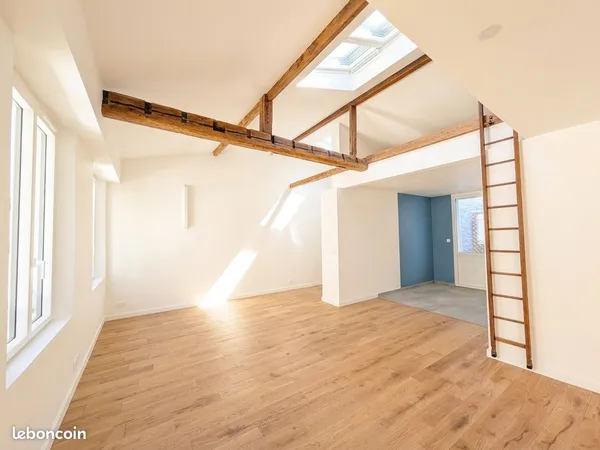 Dans une maison, un appartement au 2ème et dernier étage, au coeur d'une voie privée emblématique du