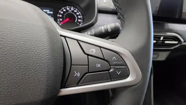 Dacia Sandero sce 65 — photo 12