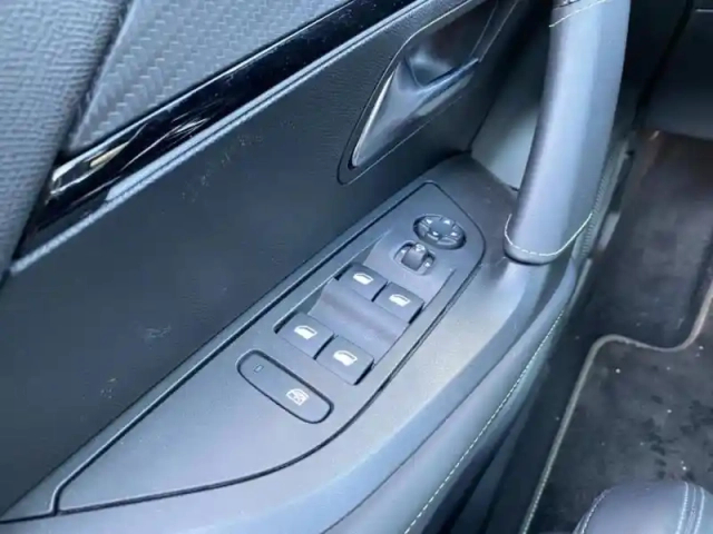 Peugeot 2008 e- 136ch gt — photo 9