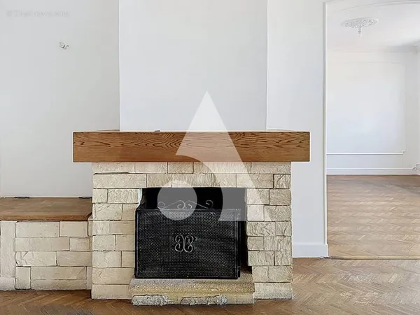 NOUVEAUTÉ - Appartement T4 transformé en T3 avec garage, cave et cheminée - Gap !
