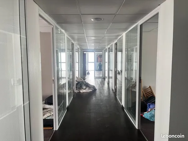 Locaux bureaux vacants 204m2 et 6 parkings extérieurs