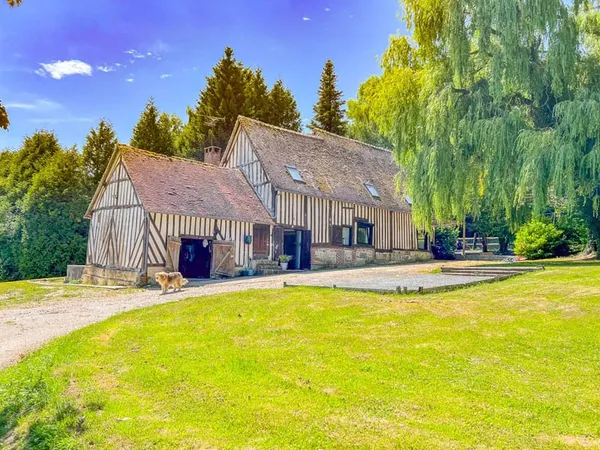 Maison à colombages avec vue sur vallée du Pays d'Auge et pe