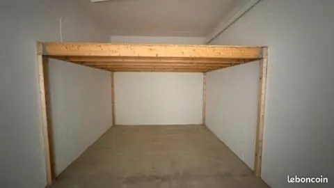 Grand garage de 27 m2 avec mezzanine neuve autoclave de 10 m2 avec vidéosurveillance Bastia Montesor
