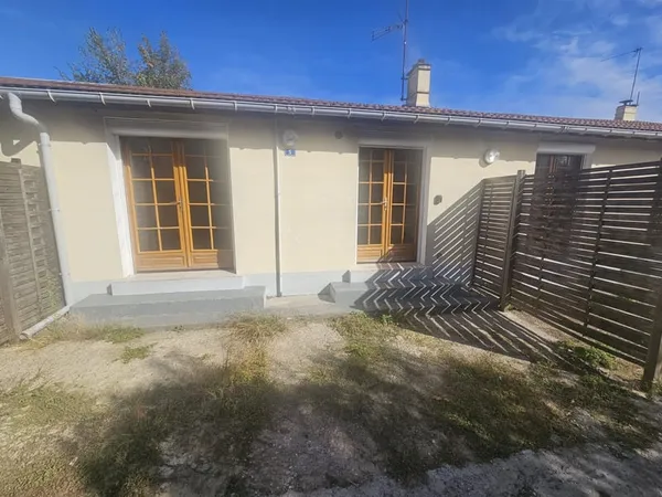 A LOUER A ANGERVILLIERS PETITE MAISON DE VILLE DE PLAIN PIED
