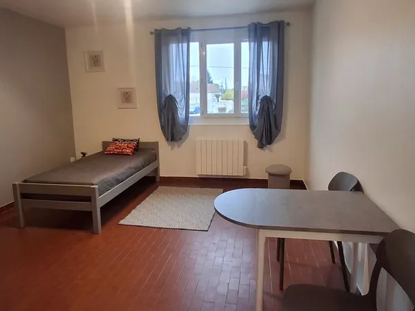 F1 de 25m2 à 8kms d'Auxerre (village de campagne)