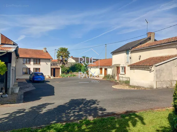 Ensemble immobilier composé de 2 habitations sur 3313m² de terrain + dépendances