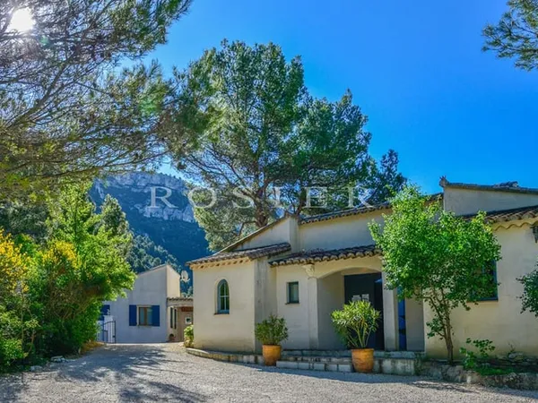 Proche Isle sur Sorgue : hameau privé en position dominante avec 2 piscines