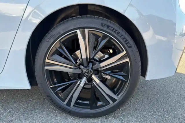 Peugeot 308 hybrid 145 e-dcs6 — photo 32