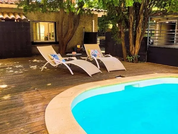 🏡 nîmes - maison familiale avec 6 chambres, piscine et activité de chambres d'hôtes