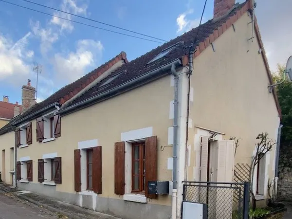 Maison avec cour, garage et verger à Coulanges sur Yonne