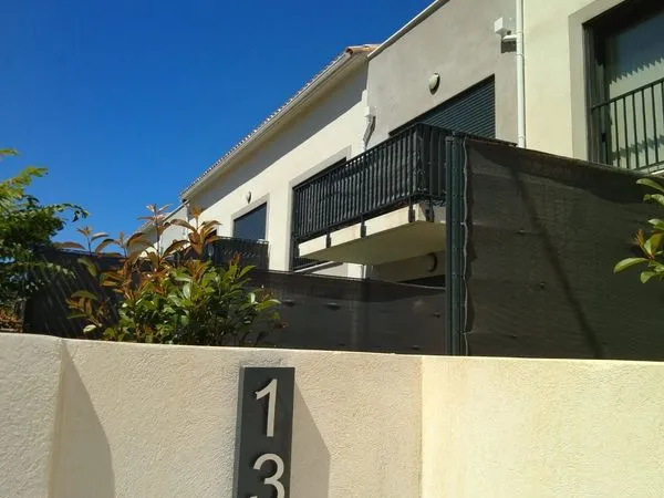 F2 rez de jardin récent corniche du Cap Brun