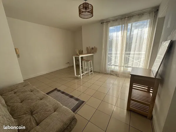 T2 MEUBLÉ 42 m² - LIGNE PARADIS / BOIS D'OLIVES - PARKING PRIVATIF