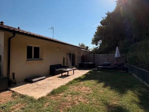 Maison récente T4 de 87 m² - 3 chambres - Jardin - Bourg (33710)