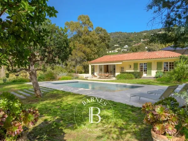 Nouveau prix : Rayol-Canadel - Plage à pied - Villa de plain-pied - Piscine