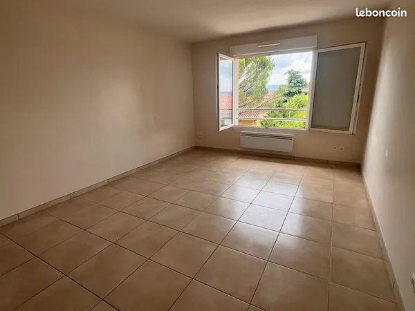 SOLAIZE- Appartement T2 avec Parking Couvert