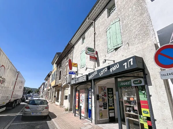 LIVRON SUR DROME, immeuble de rapport, commerce, appartement et surface a aménager, bonne rentabilit