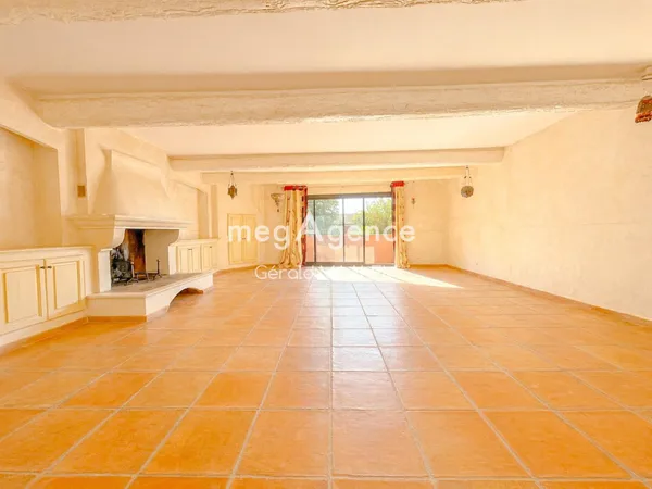 Maison de Maître de 231m² avec garage et terrasse à Cogolin