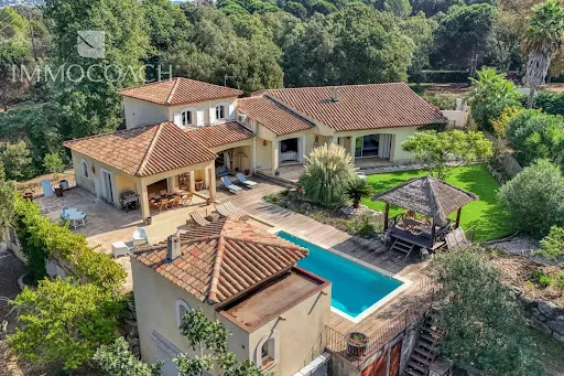 Maison 8 pièces 323 m²