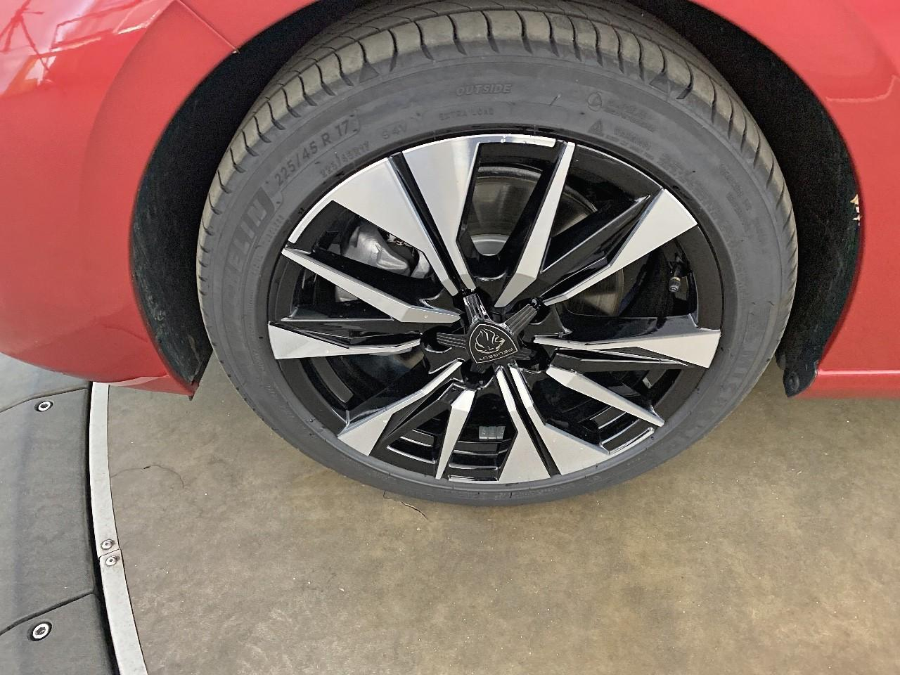 Peugeot 308 hybrid 145 e-dcs6 allure — photo 11