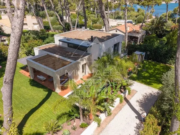 Villa contemporaine neuve au coeur du Cap d'Antibes, à deux pas des plages de la Garoupe