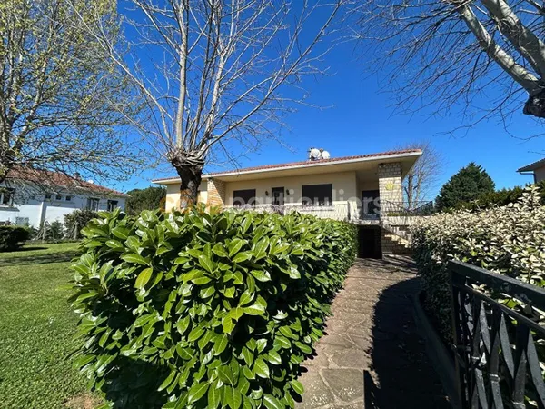 LESPARRE-MEDOC, Maison traditionelle d'environ 200 M2 habitable ( 5 chambres ), garage, 2022 M2 de t