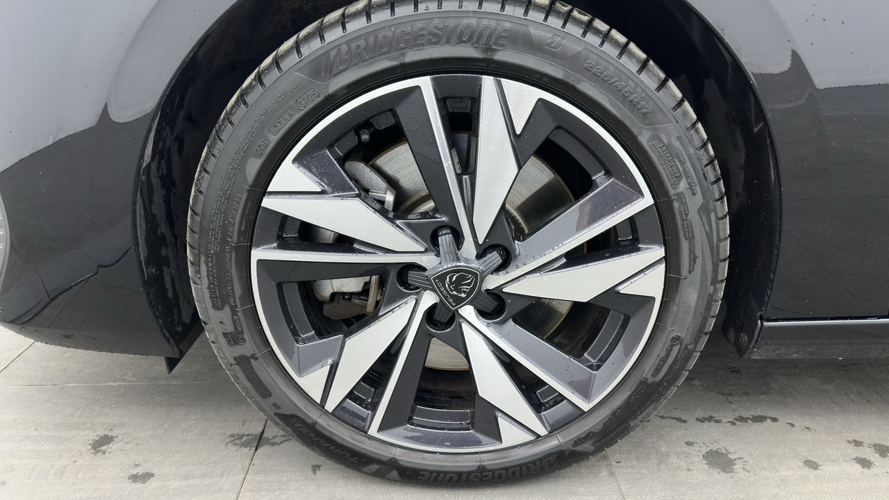Peugeot 308 SW PHEV 180 e-EAT8 — photo 9