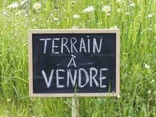 TERRAIN CONSTRUCTIBLE à DANGE-SAINT-ROMAIN